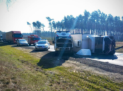 Wypadek karetki i dwóch busów. DK 10 jest już przejezdna  - grafika