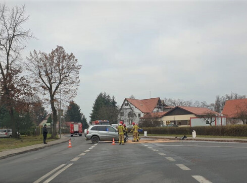 Czołowe zderzenie w Trzciance. W osobówce były dzieci  - grafika