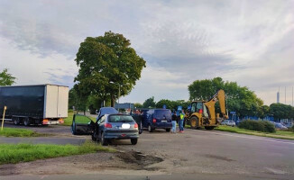 Osobówka zderzyła się z ciężarówką - ZDJĘCIA 