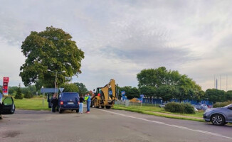 Osobówka zderzyła się z ciężarówką - ZDJĘCIA 
