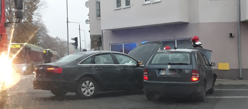 Na skrzyżowaniu w Pile zderzyły się dwa auta 