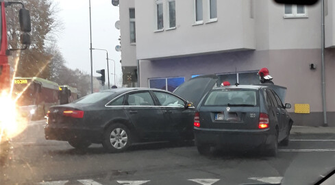 Na skrzyżowaniu w Pile zderzyły się dwa auta  - grafika