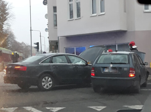 Na skrzyżowaniu w Pile zderzyły się dwa auta  - grafika