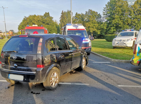 Zderzenie trzech pojazdów przy rondzie Solidarności w Pile. Ranny mo - grafika