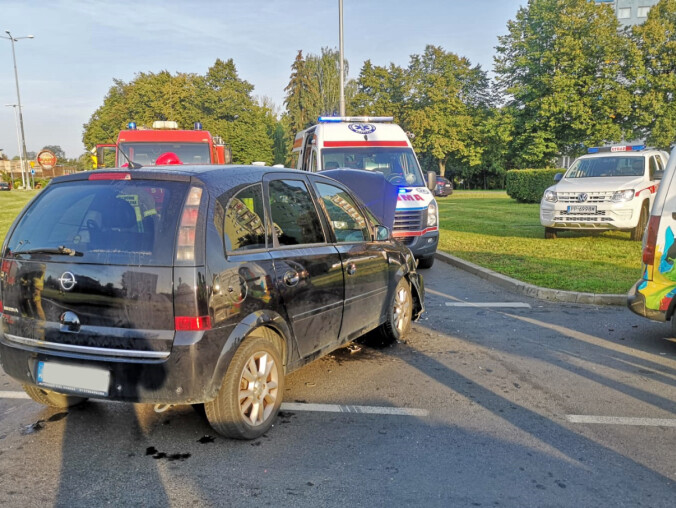 Zderzenie trzech pojazdów przy rondzie Solidarności w Pile. Ranny mo - grafika
