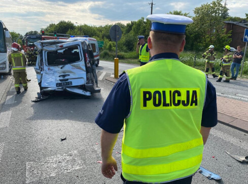 Wypadek busa, PKS-u i ciężarówki. Ranna rodzina z dwójką dzieci  - grafika