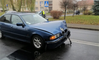 Renault i BMW zderzyły się na skrzyżowaniu w Pile - ZDJĘCIA  