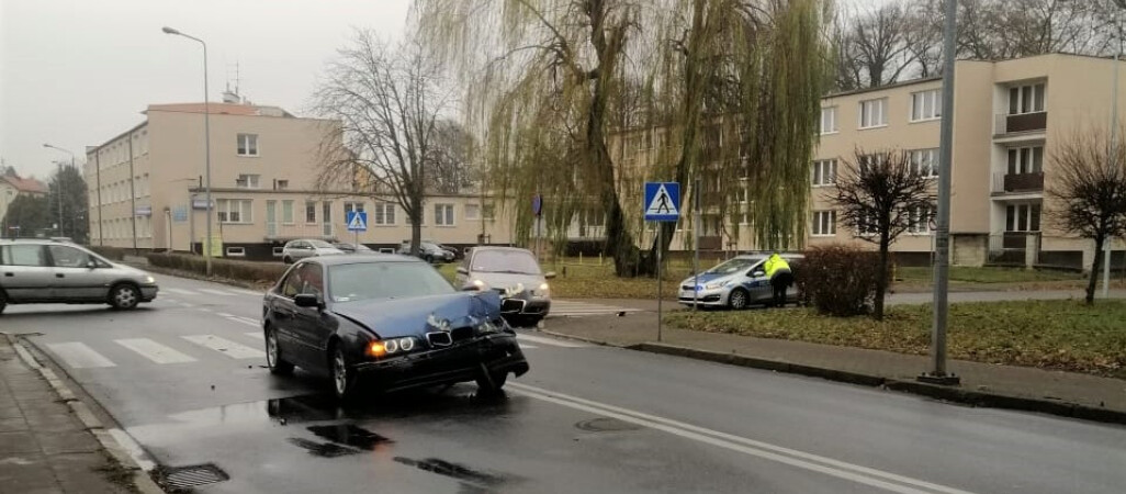 Renault i BMW zderzyły się na skrzyżowaniu w Pile - ZDJĘCIA  