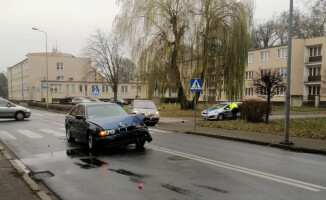 Renault i BMW zderzyły się na skrzyżowaniu w Pile - ZDJĘCIA  