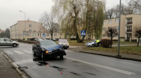 Renault i BMW zderzyły się na skrzyżowaniu w Pile - ZDJĘCIA   - grafika
