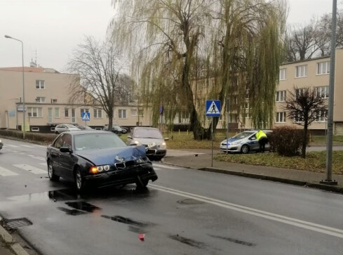 Renault i BMW zderzyły się na skrzyżowaniu w Pile - ZDJĘCIA   - grafika