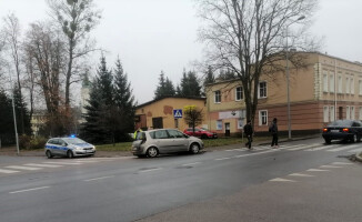 Renault i BMW zderzyły się na skrzyżowaniu w Pile - ZDJĘCIA  