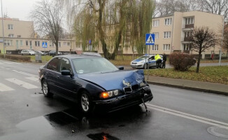 Renault i BMW zderzyły się na skrzyżowaniu w Pile - ZDJĘCIA  