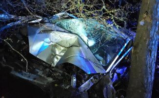 Pijany 15-latek za kierownicą. Podróż skończył na drzewie