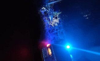 Pijany 15-latek za kierownicą. Podróż skończył na drzewie