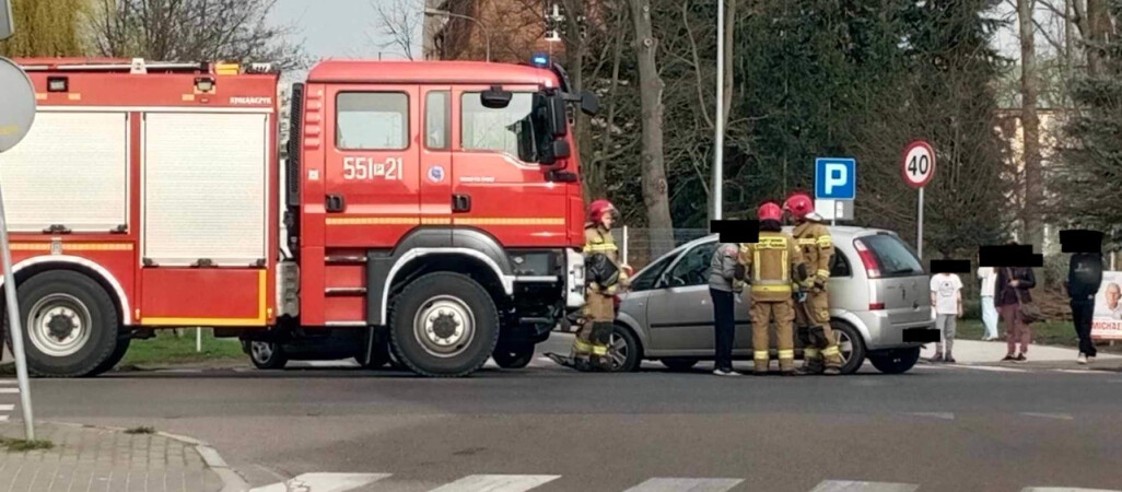 Dwa auta zderzyły się na Sikorskiego i Okrzei 