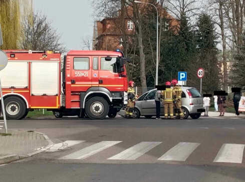 Dwa auta zderzyły się na Sikorskiego i Okrzei  - grafika