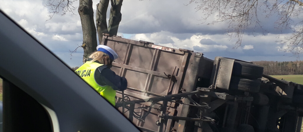 Przyczepa w rowie. Utrudnienia na trasie 