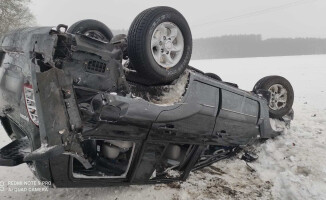 Policjanci myśleli, że wpadł w poślizg, a on był pijany