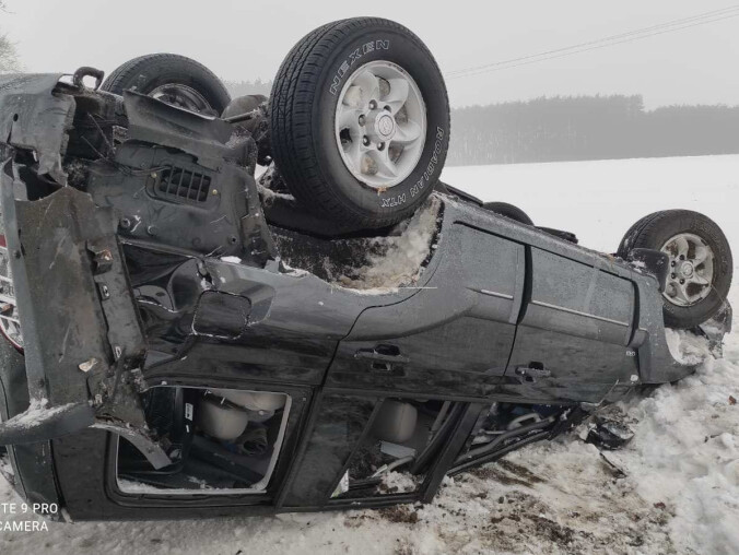 Policjanci myśleli, że wpadł w poślizg, a on był pijany  - grafika