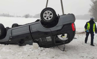 Policjanci myśleli, że wpadł w poślizg, a on był pijany