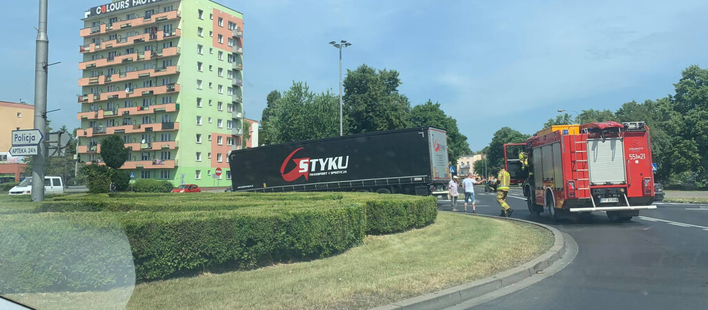 Naczepa ciężarówki przyblokowała rondo 