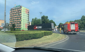 Naczepa ciężarówki przyblokowała rondo 