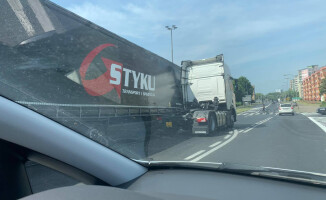 Naczepa ciężarówki przyblokowała rondo 