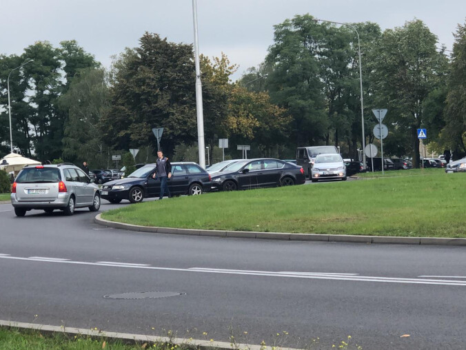 Pod prąd na rondzie? Taka sytaucja na rondzie Solidarności w Pile  - grafika