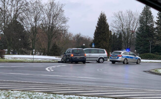 Stłuczka na rondzie w centrum Piły - ZDJĘCIA 