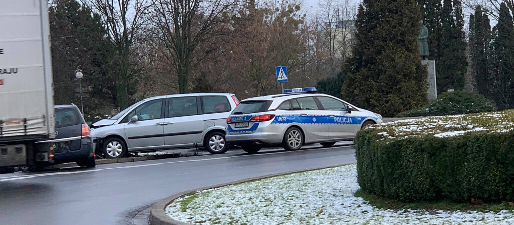 Stłuczka na rondzie w centrum Piły - ZDJĘCIA 