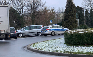 Stłuczka na rondzie w centrum Piły - ZDJĘCIA 