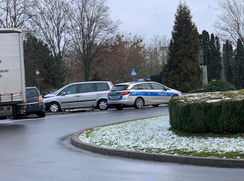 Stłuczka na rondzie w centrum Piły - ZDJĘCIA  - grafika