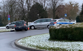 Stłuczka na rondzie w centrum Piły - ZDJĘCIA 