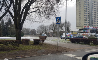 Stłuczka na rondzie w centrum Piły - ZDJĘCIA 