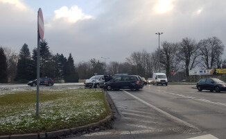 Stłuczka na rondzie w centrum Piły - ZDJĘCIA 