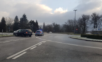 Stłuczka na rondzie w centrum Piły - ZDJĘCIA 