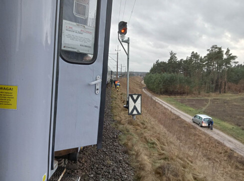 Śmiertelny wypadek na torach. Ruch kolejowy był wstrzymany  - grafika