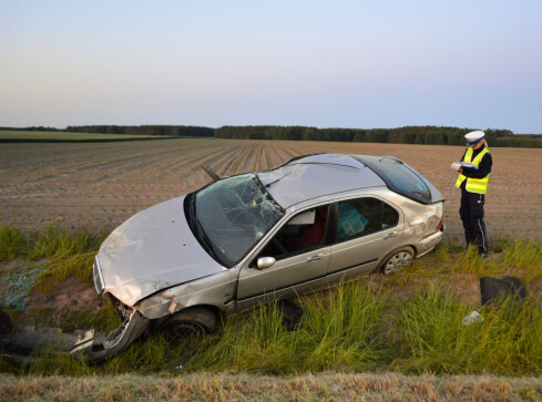 34-latek zginął w wypadku. Jego rover dachował  - grafika
