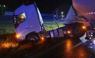 19-letni kierowca zginął na DK11. Dwoje pasażerów w szpitalu 