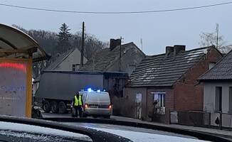Czteroosobowa rodzina bez dachu nad głową. W dom wjechał TIR