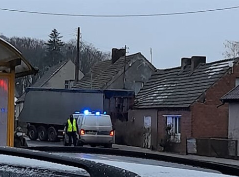 Czteroosobowa rodzina bez dachu nad głową. W dom wjechał TIR  - grafika