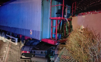 Czteroosobowa rodzina bez dachu nad głową. W dom wjechał TIR