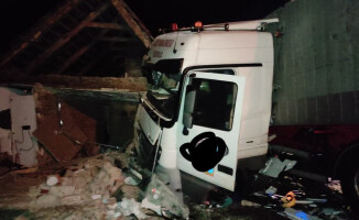 Czteroosobowa rodzina bez dachu nad głową. W dom wjechał TIR