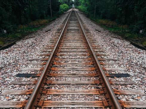 Wypadek na przejeździe kolejowym w gminie Trzcianka. Ruch pociągów  - grafika