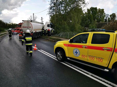 Cysterna zablokowała krajówkę - grafika