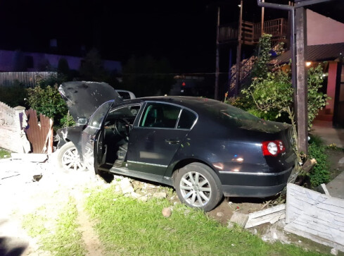 Kompletnie pijany 28-latek zaparkował... na betonowym płocie  - grafika