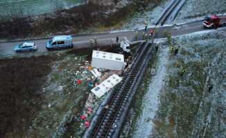 Ciężarówka wjechała pod pociąg relacji Piła - Szczecin - ZDJĘCIA