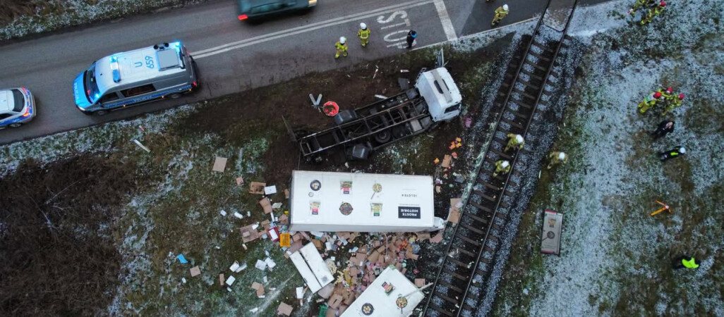 Ciężarówka wjechała pod pociąg relacji Piła - Szczecin - ZDJĘCIA