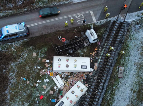 Ciężarówka wjechała pod pociąg relacji Piła - Szczecin - ZDJĘC - grafika